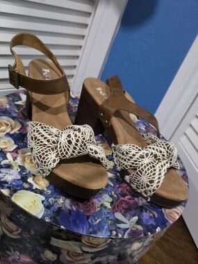 Kork-Ease Brown Wedge Sandals with Cream Crochet Bow